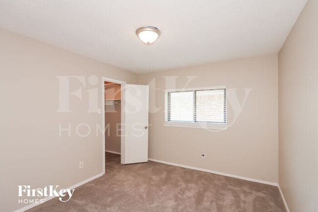 Building Photo - 2515 N Spring Dr