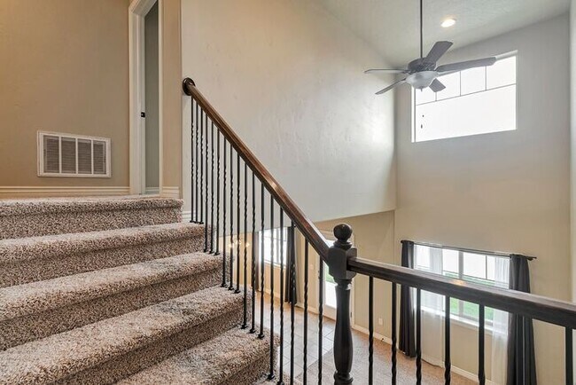 Building Photo - Beautiful Orem Townhome
