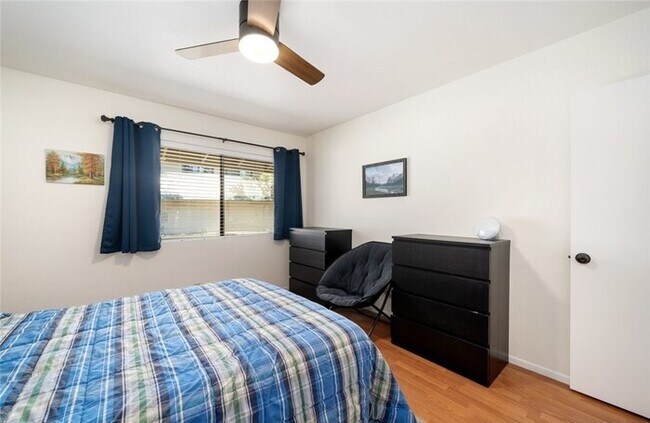 Building Photo - 2bedr 2bath Lovely light and bright condo