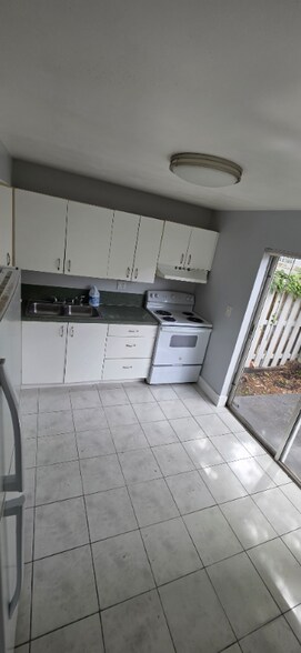 Building Photo - 470 NE 18th Ave