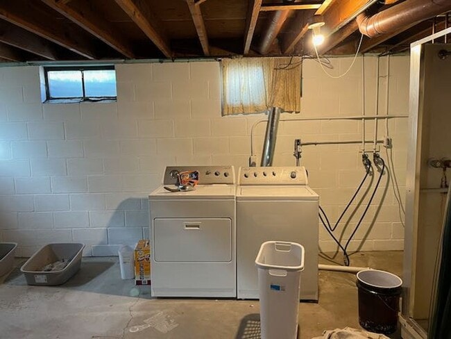 Building Photo - Brick 1 BR 1 BA duplex with hardwood floors in nice residential neighborhood