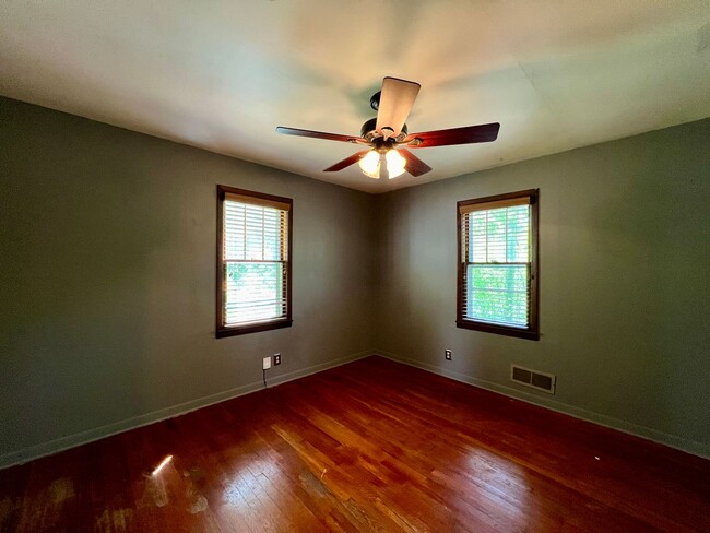 Building Photo - 3 Bedroom, 1 Bath, Nice Backyard!