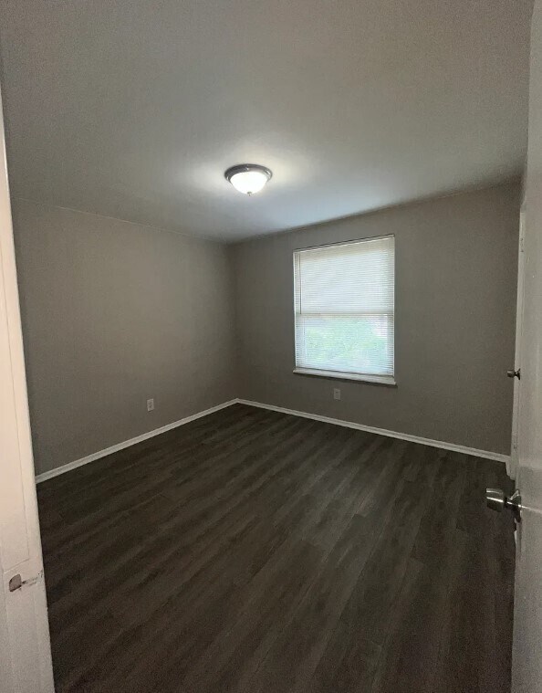Building Photo - 4770 Kings Dr