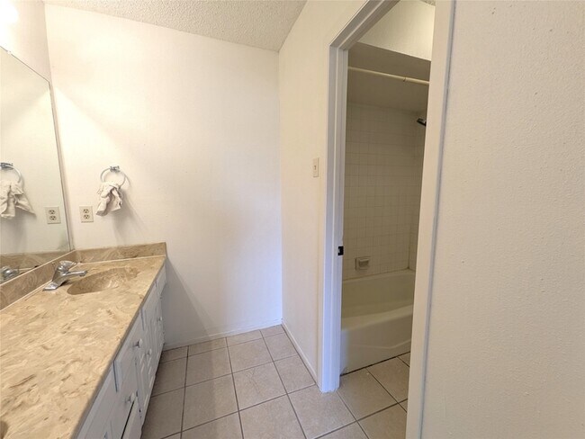 Building Photo - 3302 Townbluff Pl