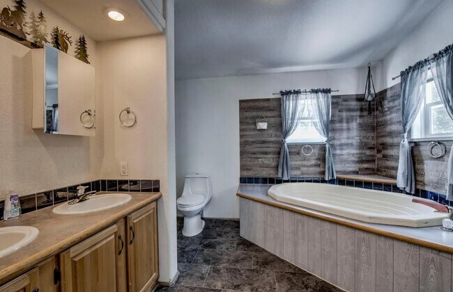 Building Photo - 492 Kimmes Ln