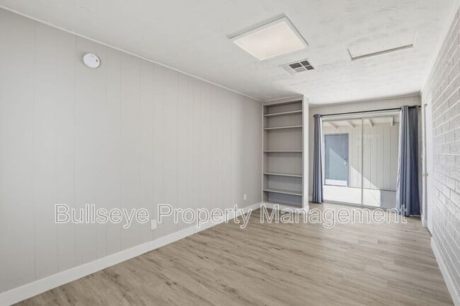 Building Photo - 1102 N 28th Pl