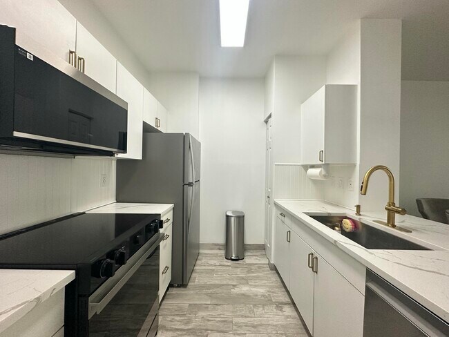 Building Photo - 630 S Sapodilla Ave