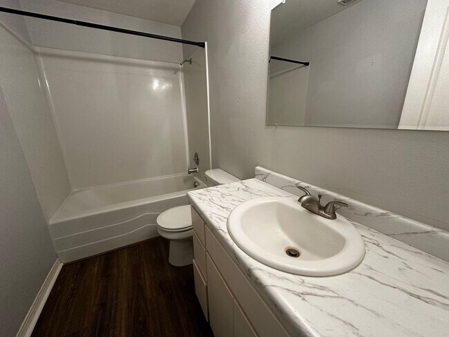 Building Photo - Very Spacious 1 Bedroom Upstairs Unit With A Private Deck