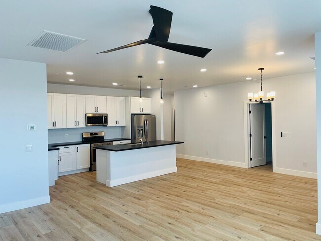 Building Photo - 17 N Alamos Dr
