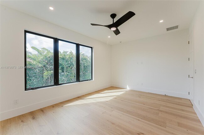 Building Photo - 464 NE 6th St