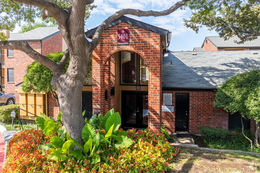 Lobby Exterior - Falcon Ridge