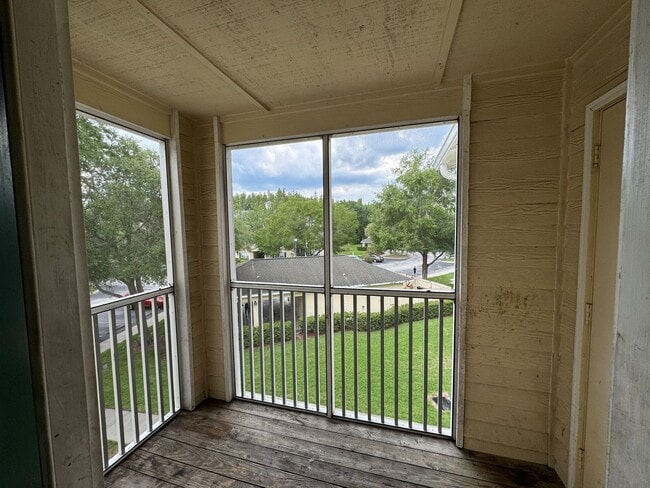 Building Photo - nice and quiet condo in desirable New Tamp...