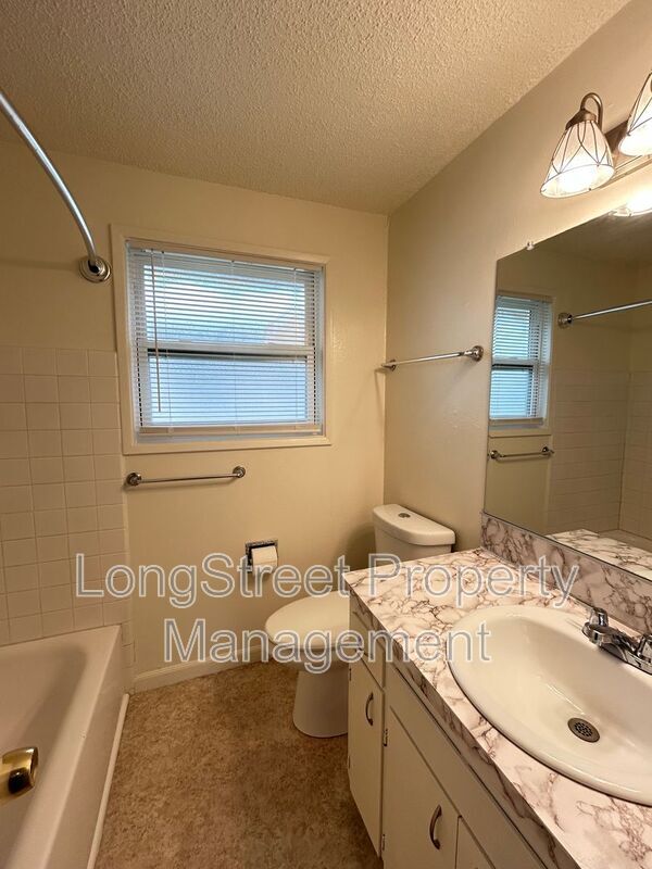 Building Photo - 324 NE Conifer Blvd