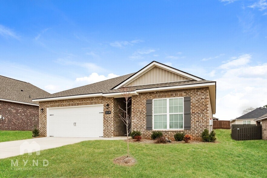 Building Photo - 219 Pine Is Ave