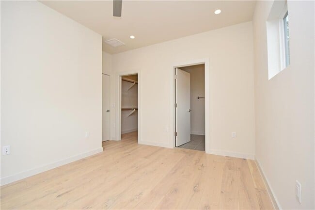 Building Photo - 5405 Sunshine Dr