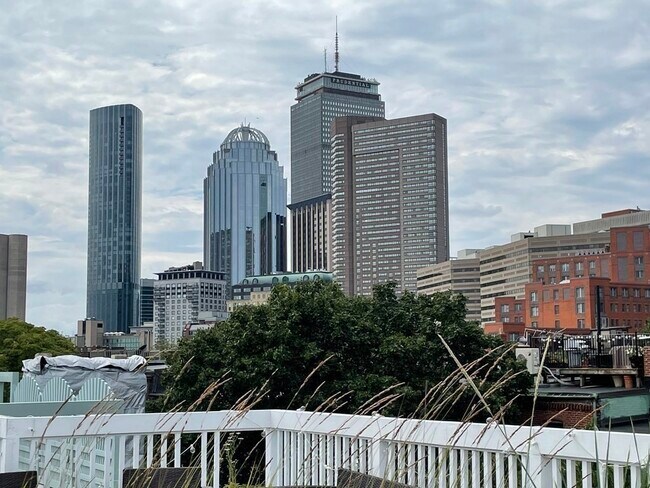 Primary Photo - 33 Lawrence St