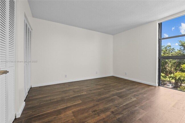 Building Photo - 20225 NE 34th Ct