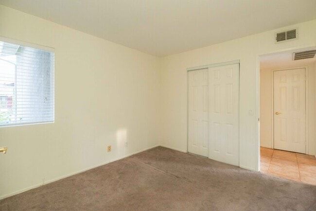 Building Photo - Beatiful house next to golf course.