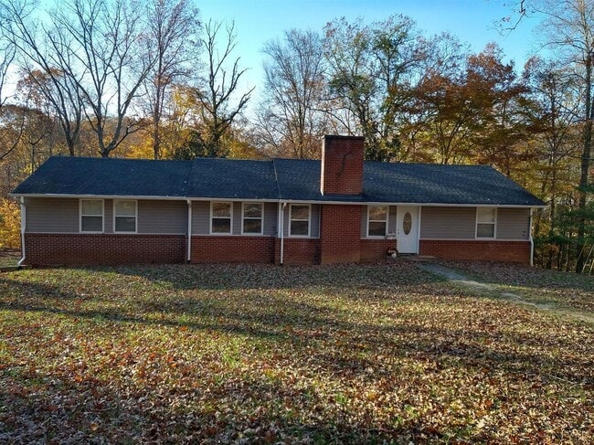 Primary Photo - Gorgeous private home in Altavista!