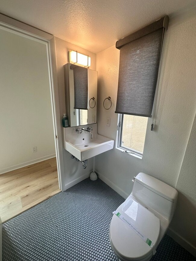 Building Photo - DOWNTOWN GEM - Two-level loft with private...