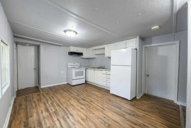 Building Photo - 122 Collins Rd