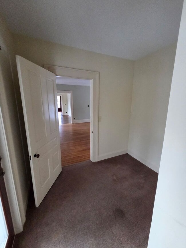 Building Photo - 4 Bed 2 Bath