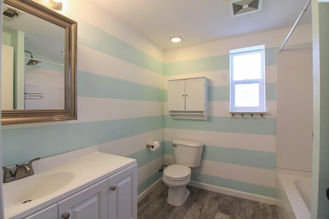 Building Photo - Rent Special! Large 4 Bed/2 Bath + Office ...