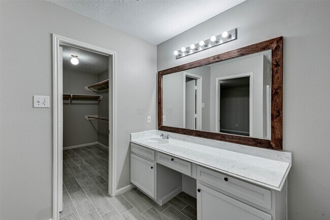 Building Photo - 7815 Barnhill Dr