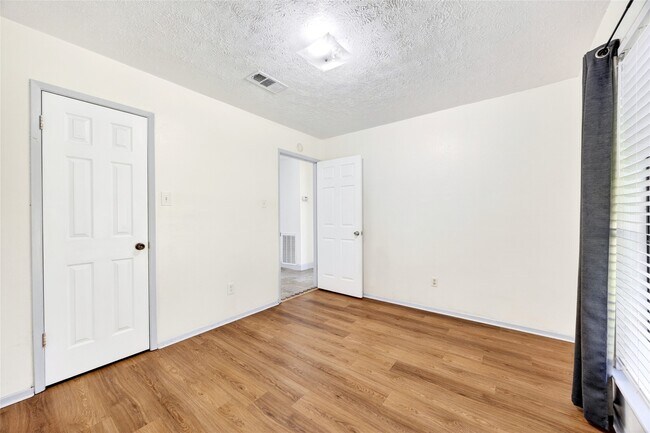 Building Photo - 3031 Shawnee Dr