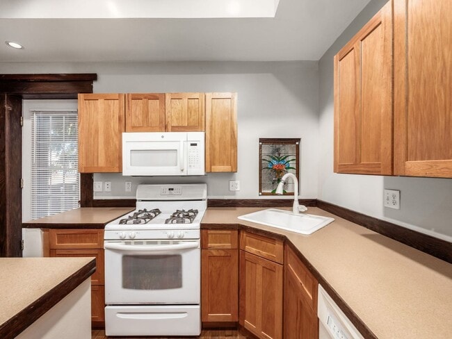 Building Photo - 1230 Indianola Ave