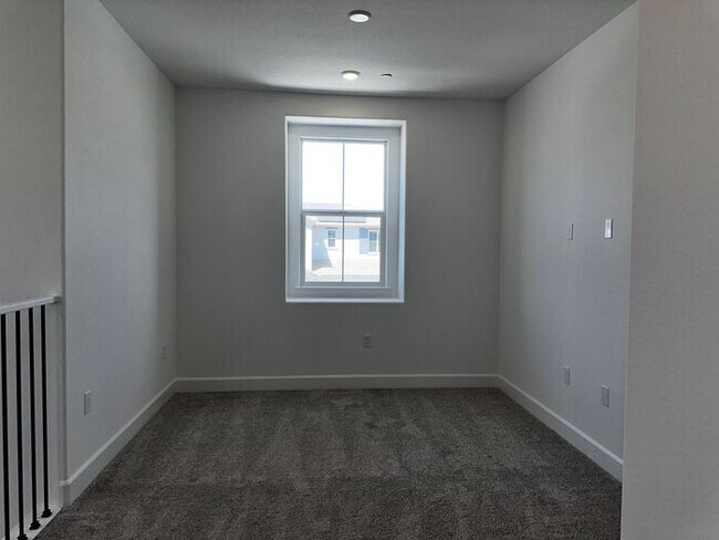 Building Photo - Beautiful 4 bedroom new home in Sierra wes...