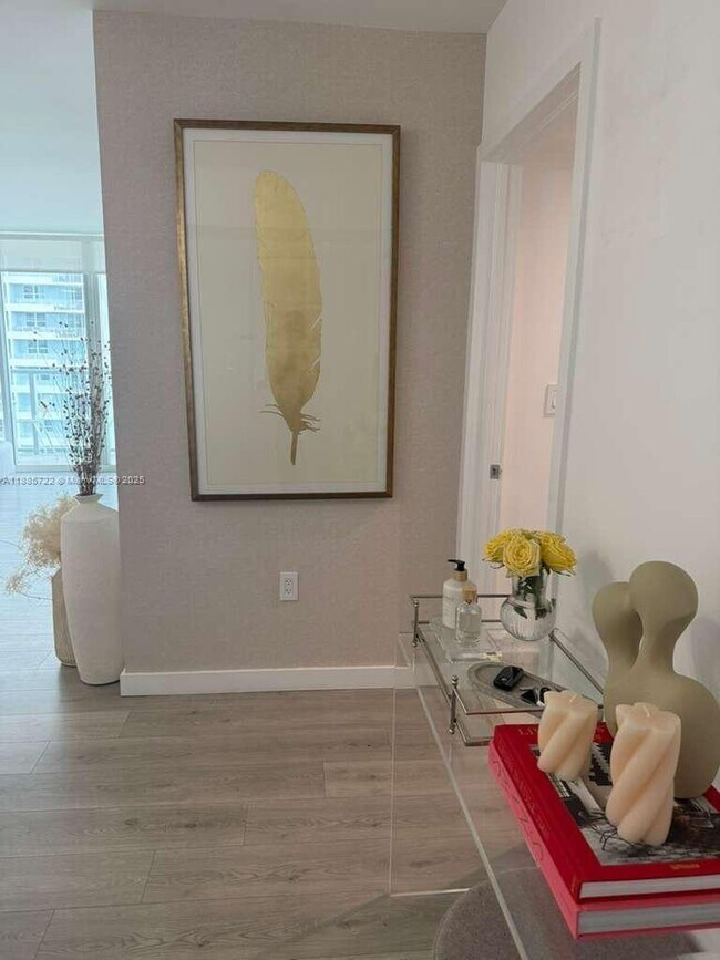Building Photo - 1155 Brickell Bay Dr