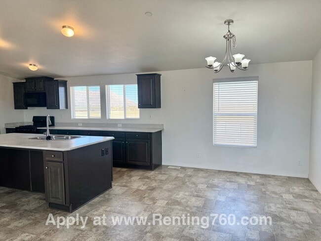 Building Photo - Huge 4 Bedroom Home!!