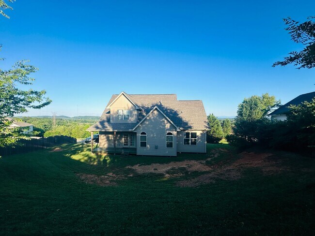 Building Photo - Incredible views 4 bed / 2.5 bath, master on main