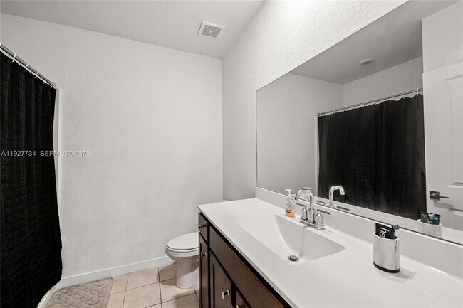 Building Photo - 525 NE 6th Pl