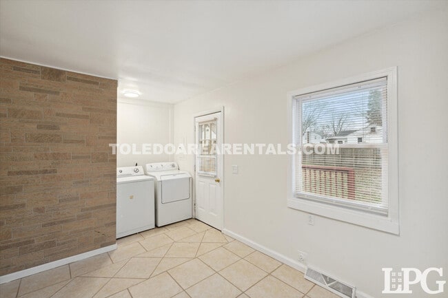 Building Photo - 2023 Welker Ave