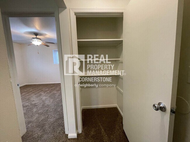 Building Photo - Updated & Inviting 2-Bedroom Townhome in Q...