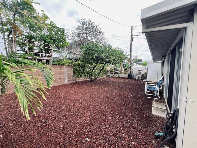 Building Photo - 350 Ulupaina St