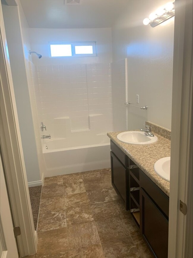 Building Photo - 3 Bed 2 Bath South Bakersfield Home