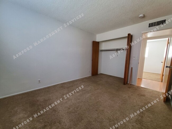 Building Photo - 3 BEDROOM HOME WITH HUGE BACKYARD/GARDEN AREA