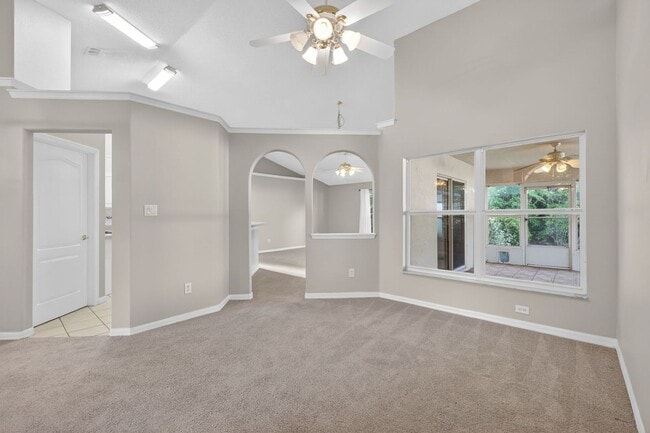 Building Photo - Available NOW - 3/2 Split Plan Home in Eustis with large Florida Rm!