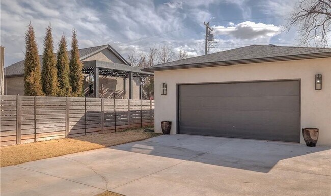 Building Photo - Downtown Okc' s finest!   Sophisticated, C...