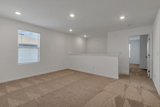 Building Photo - Like-New Ashton Woods Spacious 5BR 4BA, Prime Location Near I-4!