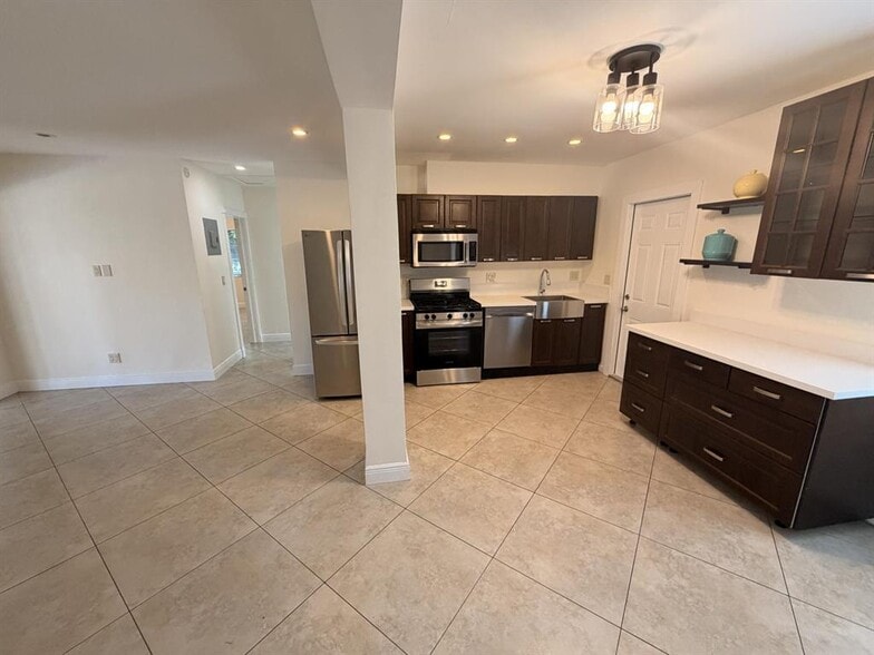 Building Photo - 2018 NE 14th Ct