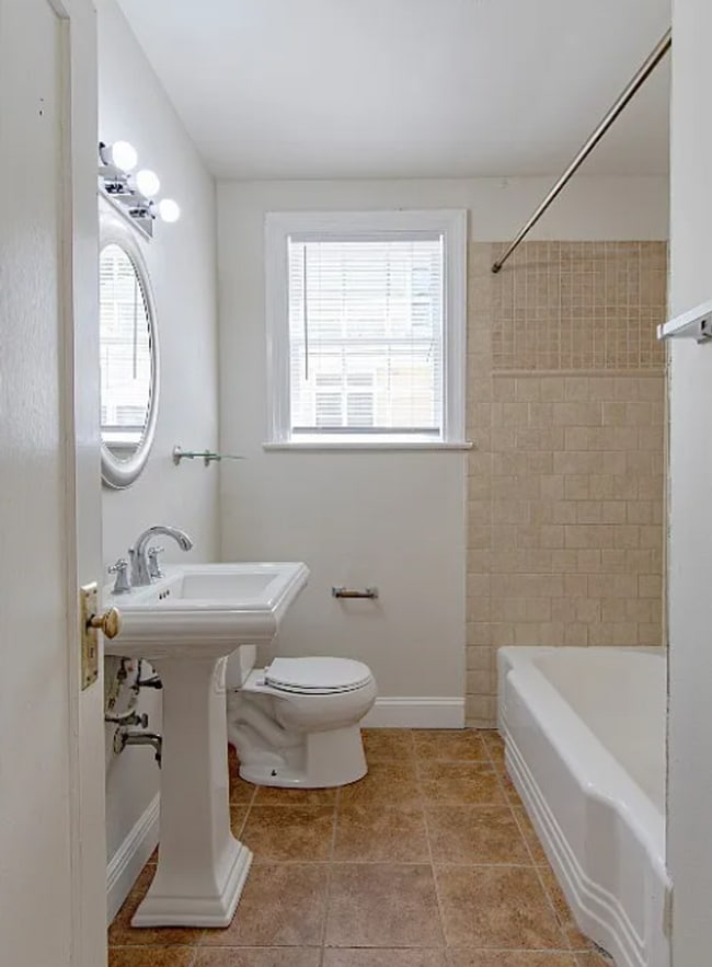 Building Photo - Cute Curb Appeal and fresh updates!