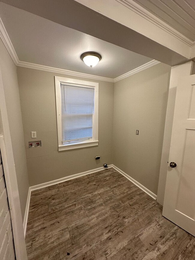 Building Photo - Spacious home