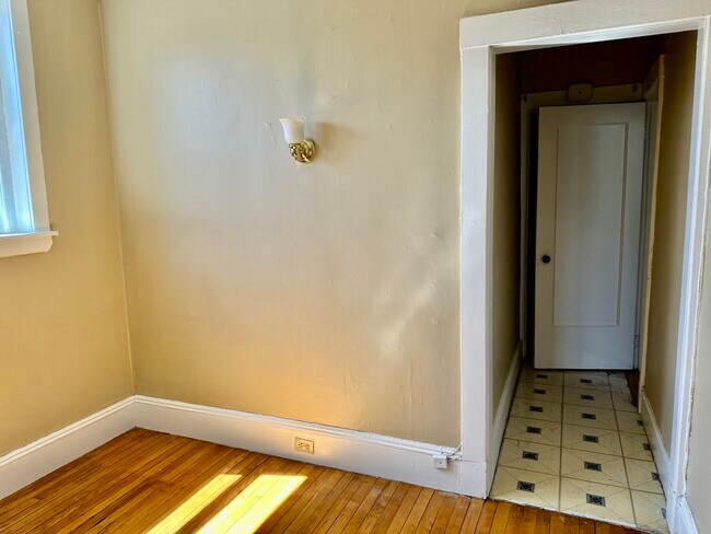 Building Photo - 74 Egmont St