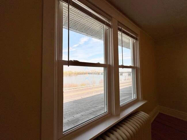 Building Photo - 616 N Front St