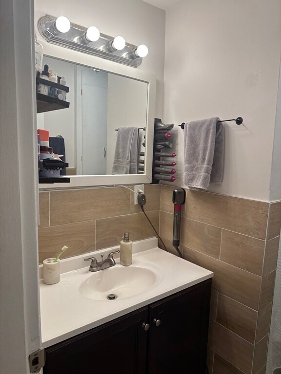 Building Photo - 82 Dustin St