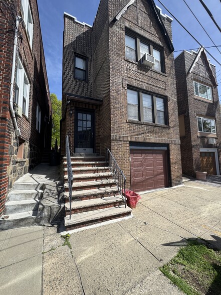 Building Photo - 168 Cedar St